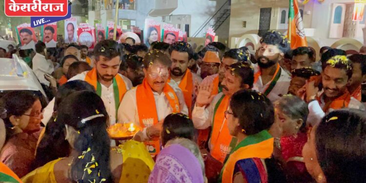 ढोल ताशांचा गजर, फटाक्यांची आतिषबाजी : युवकांच्या मोठ्या सहभागात महायुतीच्या रॅलीला प्रतिसाद