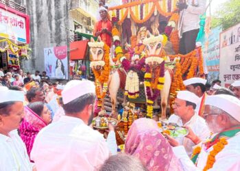 प्रति पंढरपूरच्या विठ्ठलाचे खोडपे सर, गिरीश महाजन यांनी घेतले दर्शन