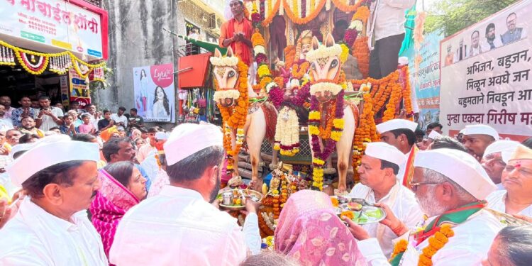 प्रति पंढरपूरच्या विठ्ठलाचे खोडपे सर, गिरीश महाजन यांनी घेतले दर्शन