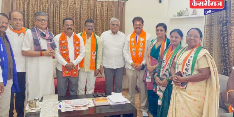 माजी खा. ईश्वरबाबूजी जैन, माजी महापौर प्रदीप रायसोनी यांनी दिले “विजयी भव” चे आशीर्वाद