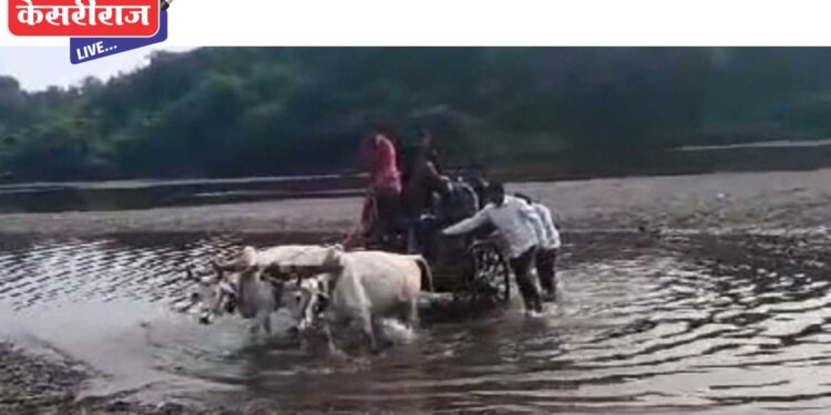 केंद्रावर नदीतून जात चक्क बैलगाडीवरून नेले ईव्हीएम मशीनसह साहित्य !