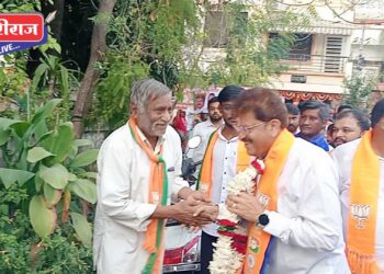 ठिकठिकाणी पुष्पहार घालून आ. राजूमामा भोळेंना जेष्ठांनी दिले शुभाशीर्वाद