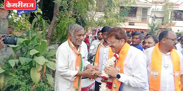 ठिकठिकाणी पुष्पहार घालून आ. राजूमामा भोळेंना जेष्ठांनी दिले शुभाशीर्वाद