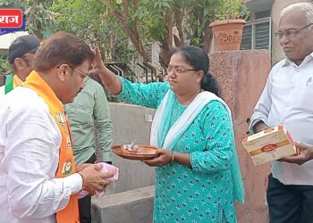 भगिनींनी भरविला “विजयाचा पेढा”, महायुतीचे उमेदवार आ. राजूमामा भोळे यांच्या प्रचाराने घेतला वेग