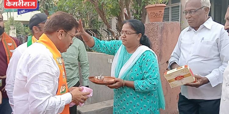 भगिनींनी भरविला “विजयाचा पेढा”, महायुतीचे उमेदवार आ. राजूमामा भोळे यांच्या प्रचाराने घेतला वेग