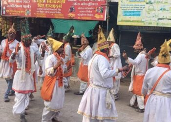 वासुदेव आला रे, वासुदेव आला !गुलाबभाऊंच्या साथीनं धनुष्यबाण आला !”