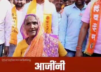 आजीबाईंच्या अहिराणी गीतामुळे उमेदवार अमोल पाटील झाले भावूक, गीतामधून दिले आजींनी आशीर्वाद..!