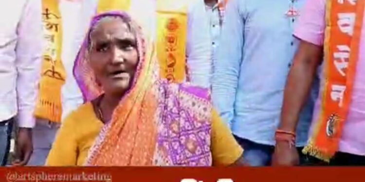 आजीबाईंच्या अहिराणी गीतामुळे उमेदवार अमोल पाटील झाले भावूक, गीतामधून दिले आजींनी आशीर्वाद..!