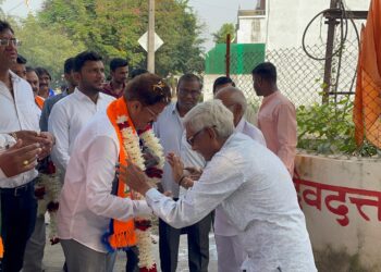 राजूभाऊ, आता माह्या घरी येशीन तर लाल दिव्याच्या गाडीतच येजो रे भौ…