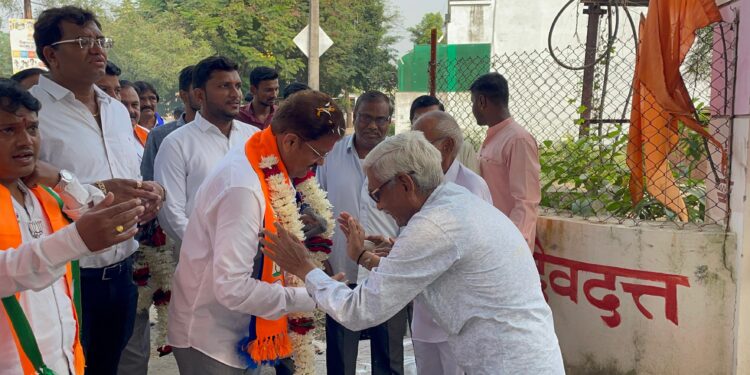 राजूभाऊ, आता माह्या घरी येशीन तर लाल दिव्याच्या गाडीतच येजो रे भौ…