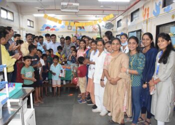 बालदिन उत्साहात : रुग्णालयात मुलांना खाऊ वाटप