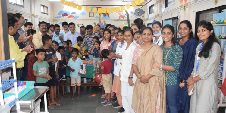 बालदिन उत्साहात : रुग्णालयात मुलांना खाऊ वाटप