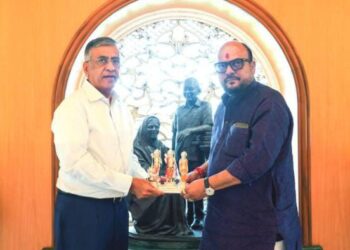 मंत्री गुलाबरावांनी घेतले उद्योगपती अशोकभाऊंचे आशीर्वाद