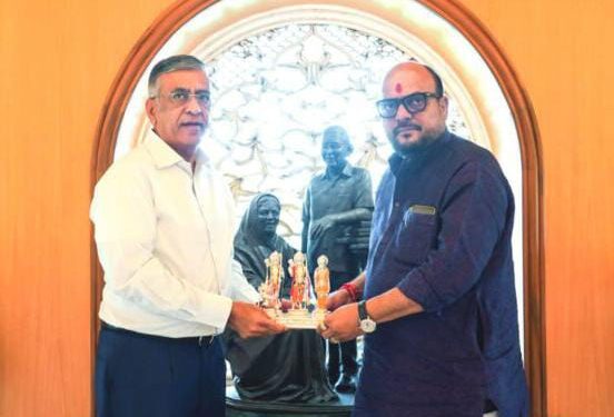 मंत्री गुलाबरावांनी घेतले उद्योगपती अशोकभाऊंचे आशीर्वाद