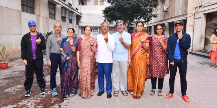 अशोक जैन यांच्यासह जैन परिवाराने बजावला मतदानाचा हक्क