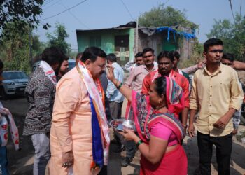 अनिलभाऊच आमचा लाडका मुलगा, वयोवृद्धांनी दिला आशीर्वाद