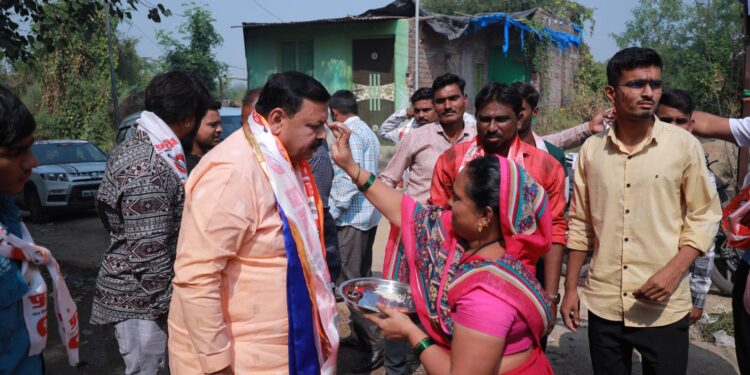 अनिलभाऊच आमचा लाडका मुलगा, वयोवृद्धांनी दिला आशीर्वाद