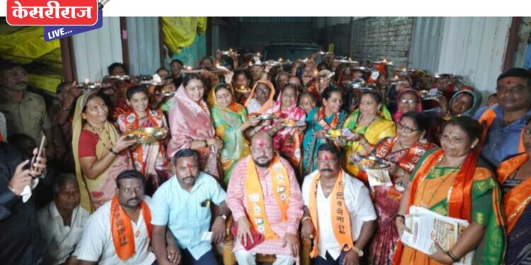 लाडक्या बहिणींनी ओवाळत गुलाबभाऊंच्या विजयाची केली प्रार्थना