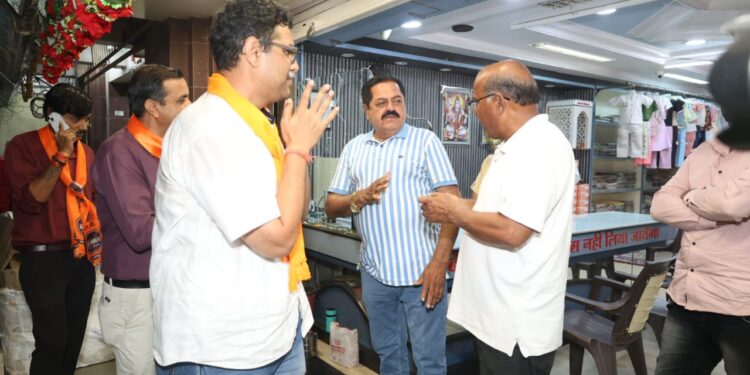 व्यापारी वर्गाने डॉ. अनुज पाटील यांना लाडू, पेढा भरवत केले स्वागत