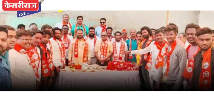 धरणगावात शेकडो कार्यकर्त्यांनी केला शिवसेनेत प्रवेश