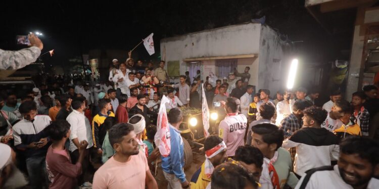 गावागावात अनिल चौधरींचे जंगी स्वागत, जीपवरून काढली मिरवणूक