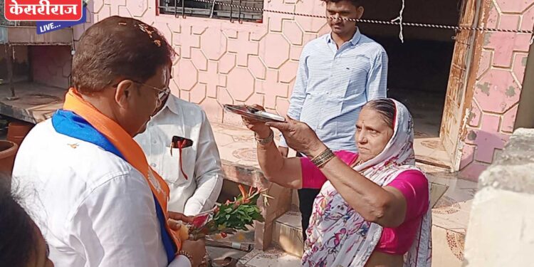 लाडक्या बहिणींनी आ. भोळे यांना ओवाळून विजयासाठी दिल्या सदिच्छा