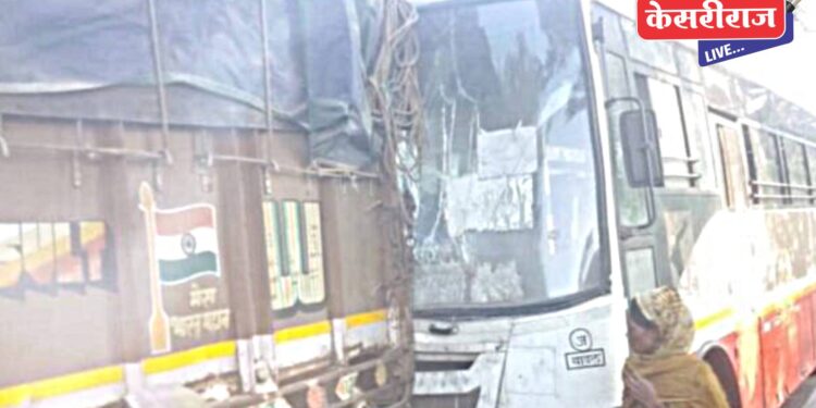 एस. टी. बसचे ब्रेक फेल झाल्याने उभ्या ट्रकला धडकली, कोणालाही दुखापत नाही !