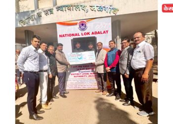 महानगरपालिकेच्या अपघातात मयत कर्मचाऱ्यांच्या वारसाला ४३ लाखांचा धनादेश  प्रदान