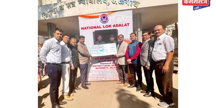 महानगरपालिकेच्या अपघातात मयत कर्मचाऱ्यांच्या वारसाला ४३ लाखांचा धनादेश  प्रदान