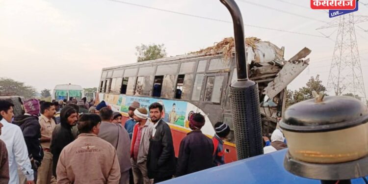 खळबळ, सलग दुसऱ्या दिवशी एस.टी. बसचा भीषण अपघात, उभ्या ट्रॅक्टरवर जोरदार धडकली !