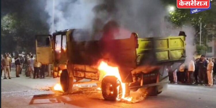 भरधाव डंपरने नऊ वर्षीय चिमुकल्याला चिरडले; संतप्त नागरिकांनी पेटविला डंपर |