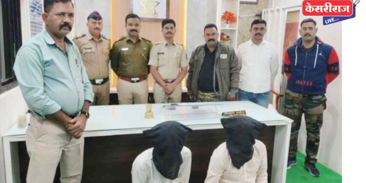 १०० रुपयांच्या बनावट नोट आढळल्या, दोघांना मुद्देमालासह अटक