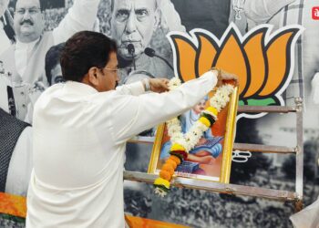 भाजपा कार्यालयात संताजी जगनाडे महाराज यांच्या जयंतीनिमित्त माल्यार्पण