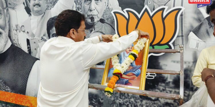 भाजपा कार्यालयात संताजी जगनाडे महाराज यांच्या जयंतीनिमित्त माल्यार्पण