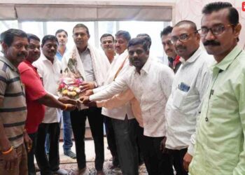 आमदार मंगेश चव्हाण यांचा मच्छी विक्रेता संघाच्यावतीने सन्मान