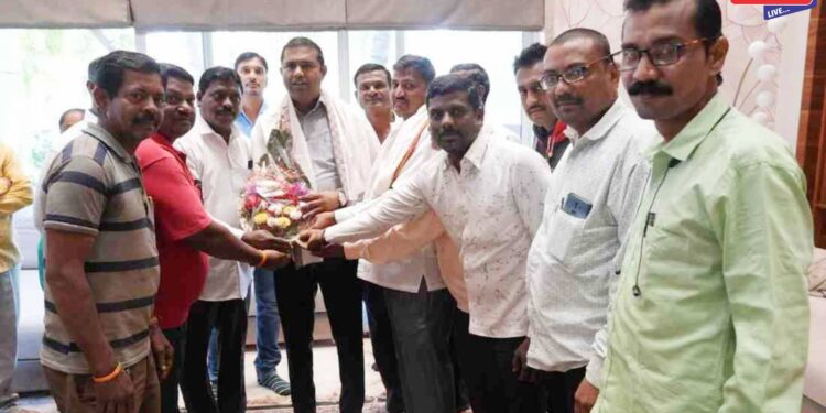 आमदार मंगेश चव्हाण यांचा मच्छी विक्रेता संघाच्यावतीने सन्मान