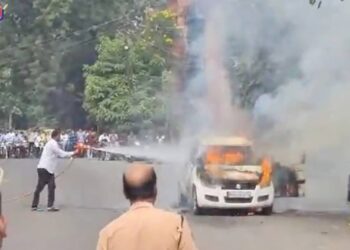 धुळे येथून आलेल्या कारने अचानक घेतला पेट, उरला केवळ सांगाडा !