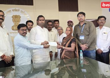 वरखेडे तांडा येथील मयत ऊसतोड मजुराच्या वारसाला आमदारांच्या हस्ते ५ लाखांची मदत