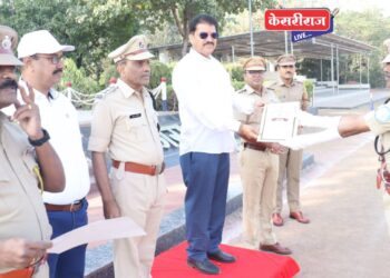 आ. राजूमामा भोळेंच्या हस्ते ध्वजारोहण, परेड संचलनाद्वारे मानवंदना