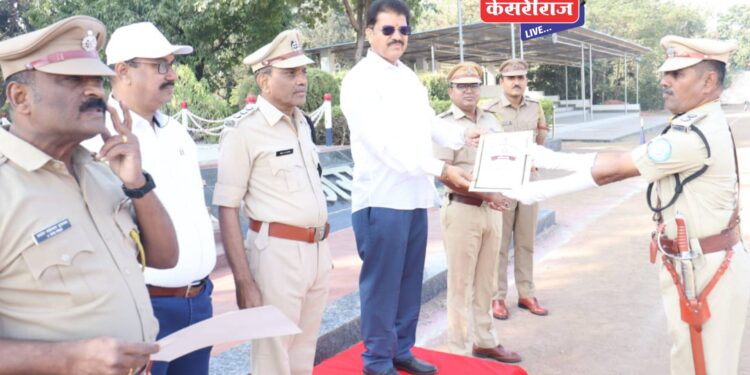 आ. राजूमामा भोळेंच्या हस्ते ध्वजारोहण, परेड संचलनाद्वारे मानवंदना