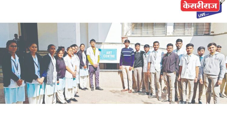 डायलेसिस आणि एआरटी सेंटरला नर्सिंगच्या विदयार्थ्यांची भेट