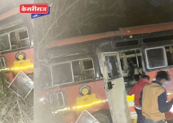 भरधाव बस थेट विद्युत खांबाला धडकली, शालेय विद्यार्थ्यांसह ३१ जखमी