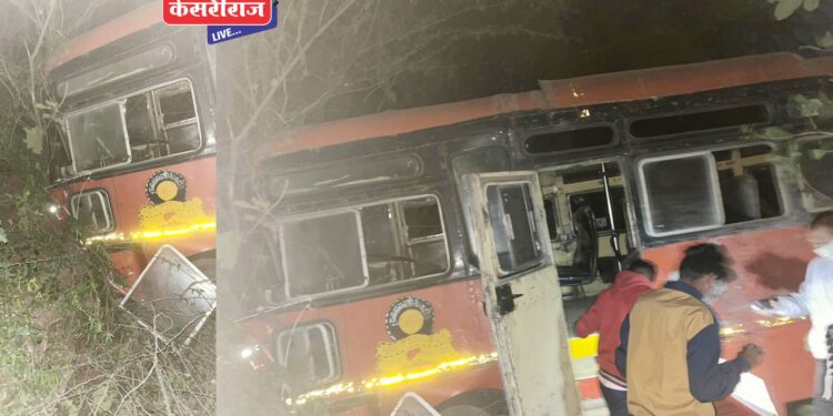 भरधाव बस थेट विद्युत खांबाला धडकली, शालेय विद्यार्थ्यांसह ३१ जखमी