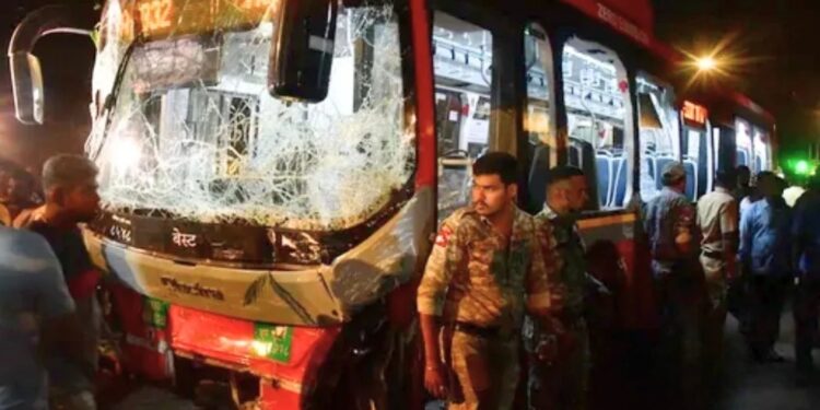मुंबईत बेस्ट बसचा भीषण अपघात : ६ ठार, ४९ जखमी