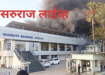 जळगावात कारच्या शोरूम मधील सोलर पॅनलला आग, अग्निशामक दलाचे बंब घटनास्थळी