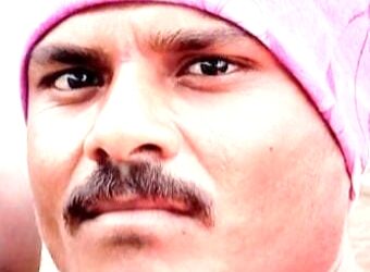 भरधाव डंपरने ट्रॅक्टरला दिली भीषण धडक : तरुण ठार, तिघे जखमी !