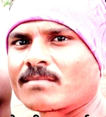 भरधाव डंपरने ट्रॅक्टरला दिली भीषण धडक : तरुण ठार, तिघे जखमी !