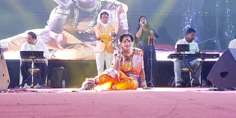 बहिणाबाई महोत्सवात रविवारी रेकॉर्ड ब्रेक गर्दी