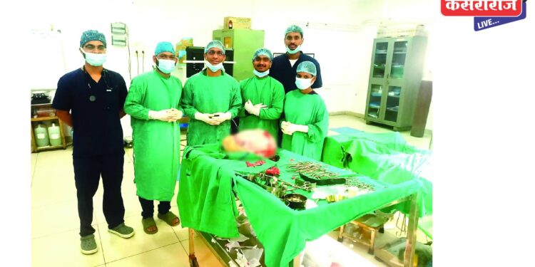 बापरे पोटातून निघाला बारा किलोंचा गोळा