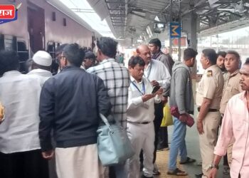 ताप्ती गंगा एक्सप्रेसच्या खिडकीवर दगड मारून काच फोडली, महाकुंभला जाणारे भाविक भयभीत